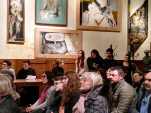 Foto 2) Foto del pubblico, in primo piano Gianna Coppini